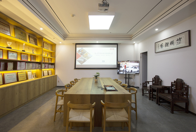 現(xiàn)代工業(yè)綜合體的核心設(shè)施 工廠、辦公環(huán)境與會(huì)議展覽服務(wù)